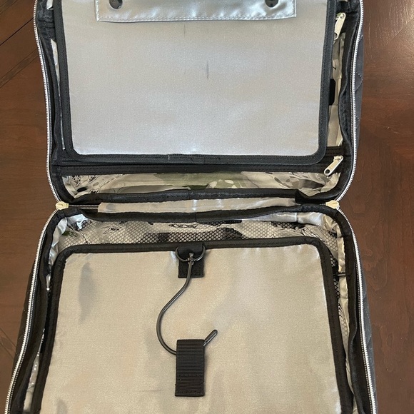 Large (12x9x5) Black Hanging Cosmetic/Makeup Toiletry Bag Waterproof - Picture 5 of 8